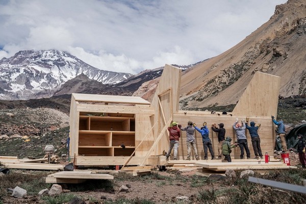Shelter built at 5,800 meters on Tupungato mountain using wood from Ñuble