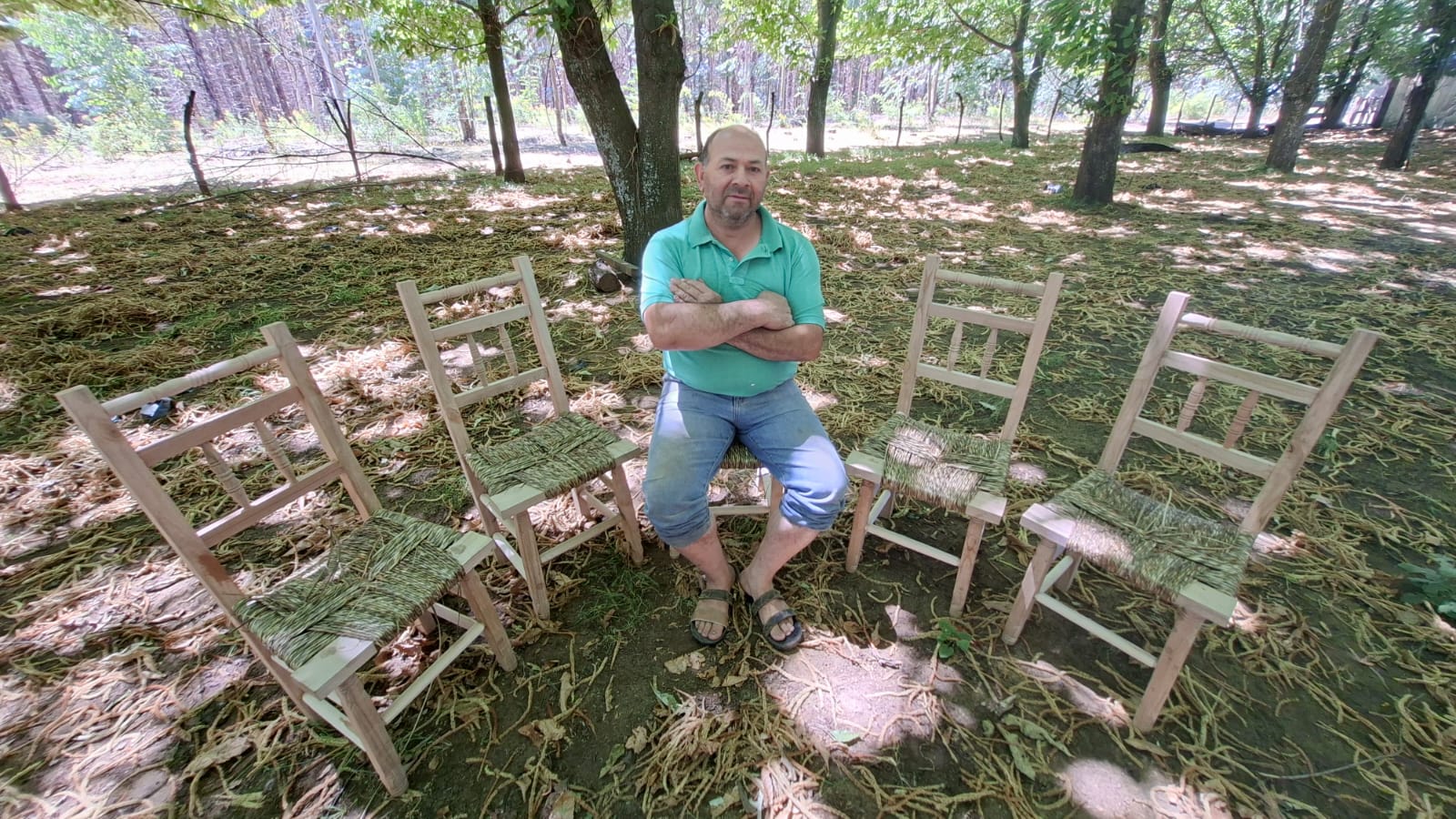 Mãos que criam história: Carlos Martínez e sua arte em madeira em Chamizal