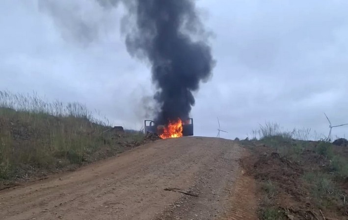Hooded Assailants Attack and Burn CMPC Truck in La Araucanía