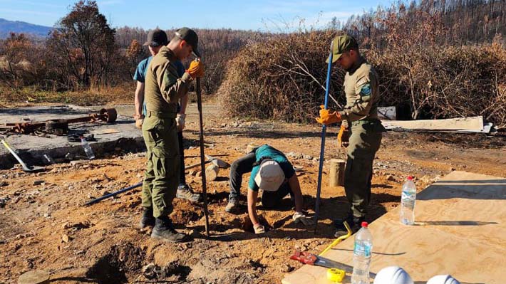 Tras incendios forestales: Carabineros apoya labores de reconstrucción de viviendas en Santa Juana