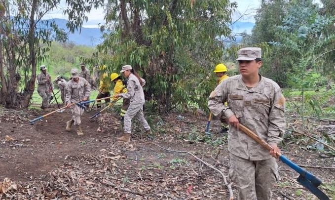 CONAF capacita a 54 efectivos de la Brigada de Aviación del Ejército para combatir incendios forestales