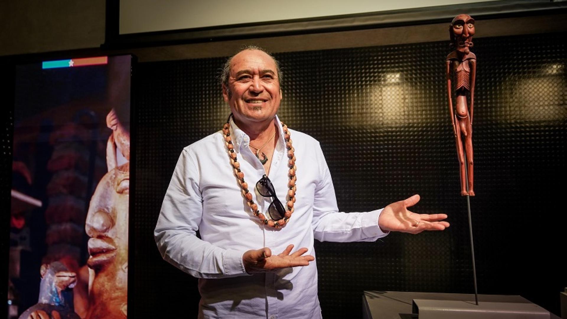 Escultor en madera de Rapa Nui Tomás Tuki Tepano recibió el Premio Maestro Artesano Tradicional