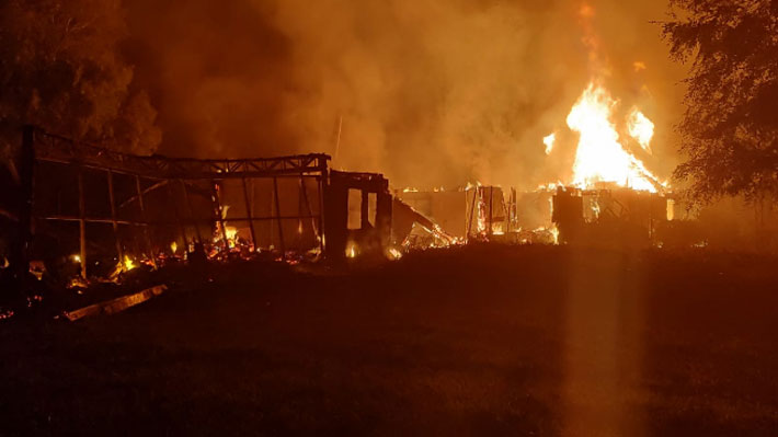 Violenta noche en la Macrozona sur: Al menos 30 máquinas y una casa fueron quemadas en tres atentados