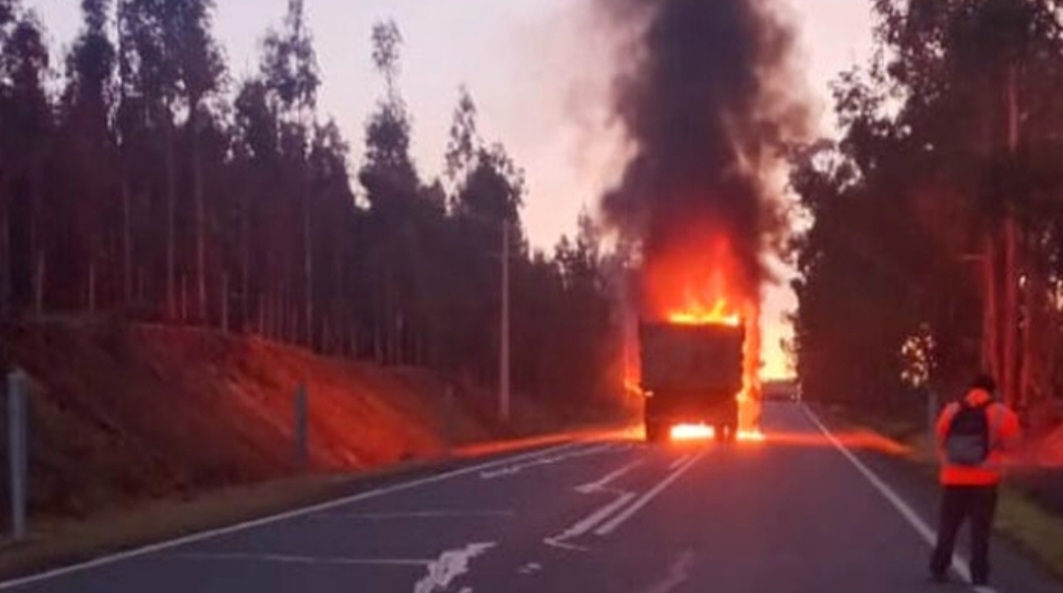 Strangers burn two trucks, a pickup truck, and machinery in San Juan de la Costa