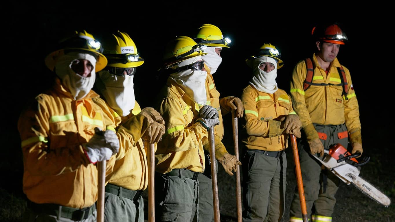 No meio da escuridão, mais de 200 brigadistas permanecem alertas para responder no combate ao fogo e na proteção