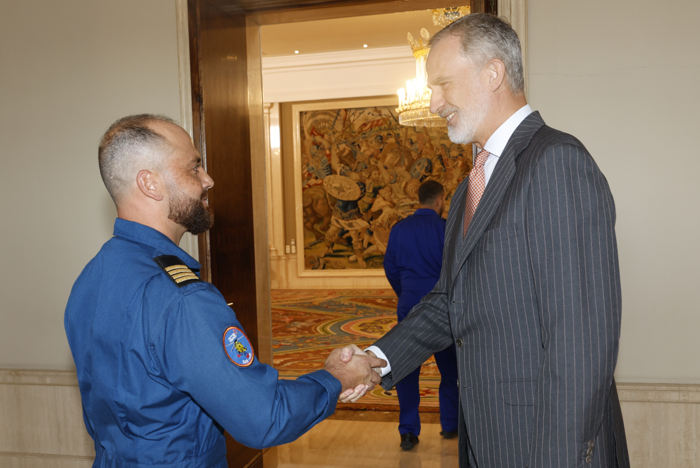 Rey Felipe de España recibe a piloto de Talcahuano que ayudó a combatir incendios forestales