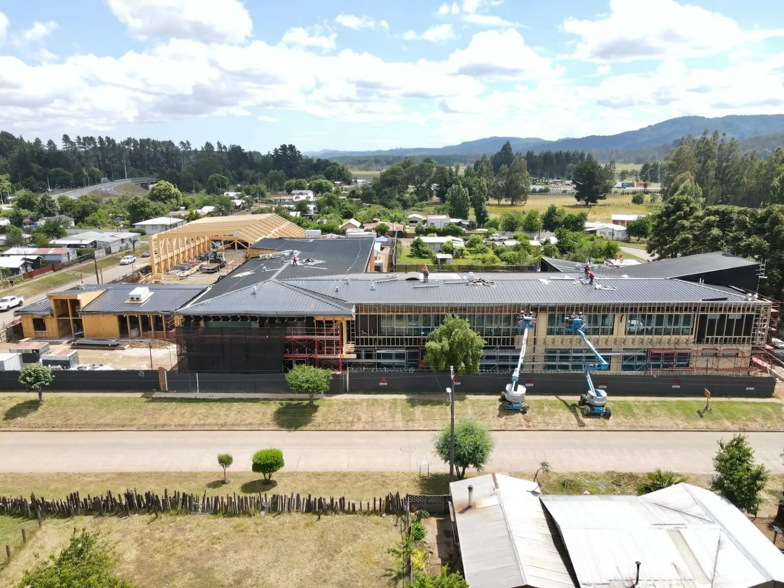 Escola em Pailahueque avança como a maior obra pública em madeira maciça do país