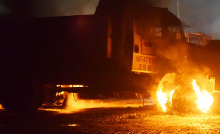 Arson attack in Lautaro: hooded individuals burn machinery after operation in Temucuicui