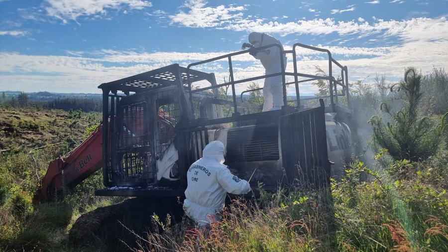 Ataque incendiario deja maquinaria forestal destruida en la Araucanía