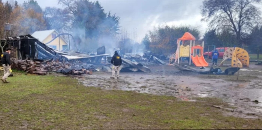 "Le prendieron fuego": incendio destruye escuela en Victoria y vecinos aseguran que fue intencional