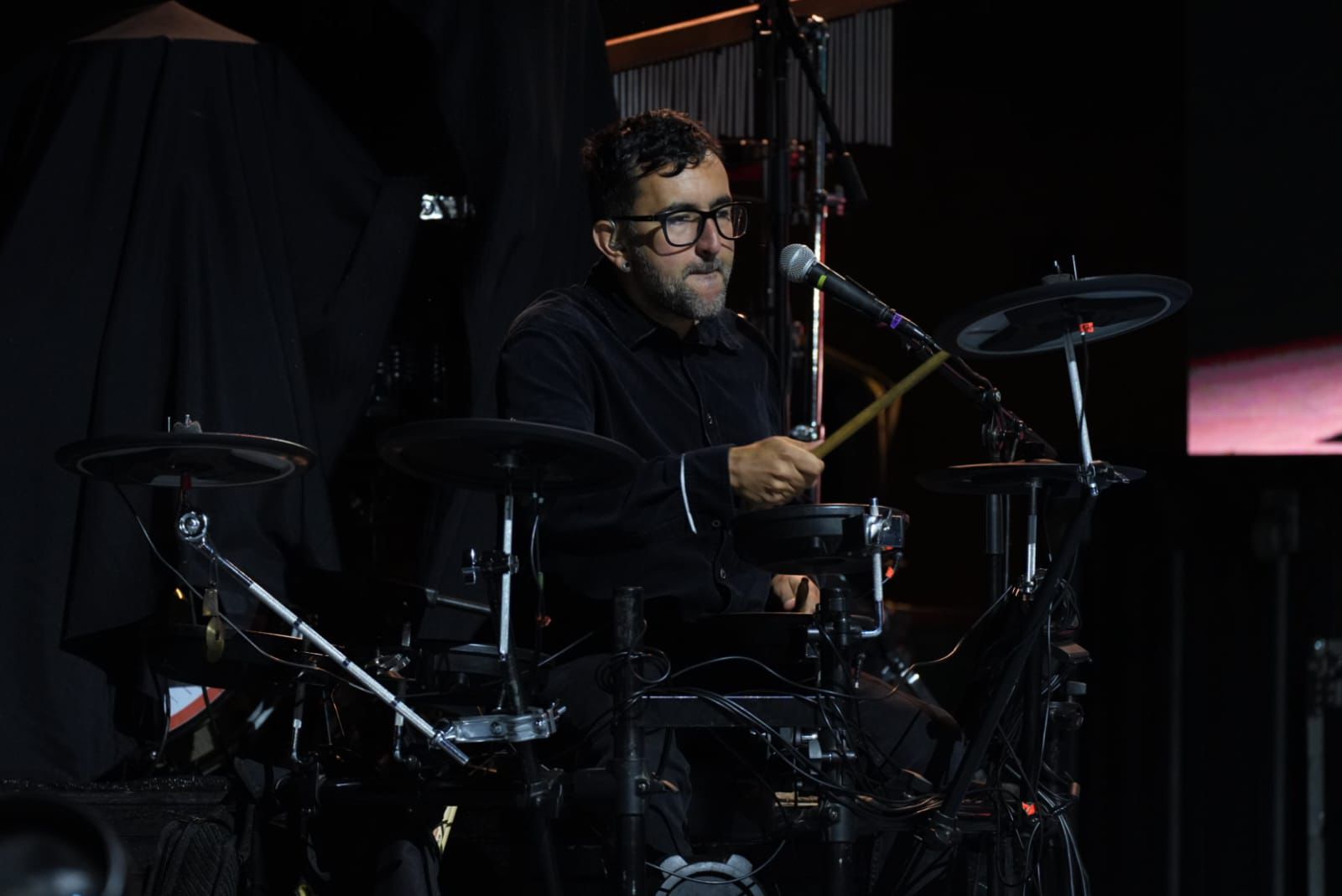 Between drums and wood: the double creative life of Caco Briones