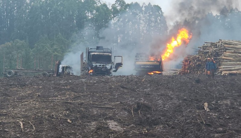 Arson attack in Lautaro leaves four vehicles consumed by flames