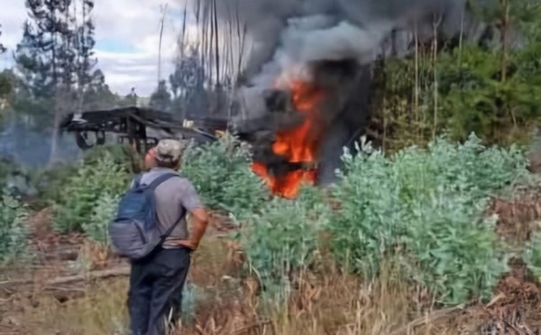 New arson attack in La Araucanía: three trucks and a crane burned on farm in Los Sauces