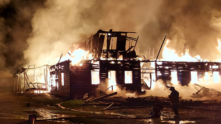 Múltiples ataques en La Araucanía: Desconocidos queman 5 maquinarias, una escuela y capilla