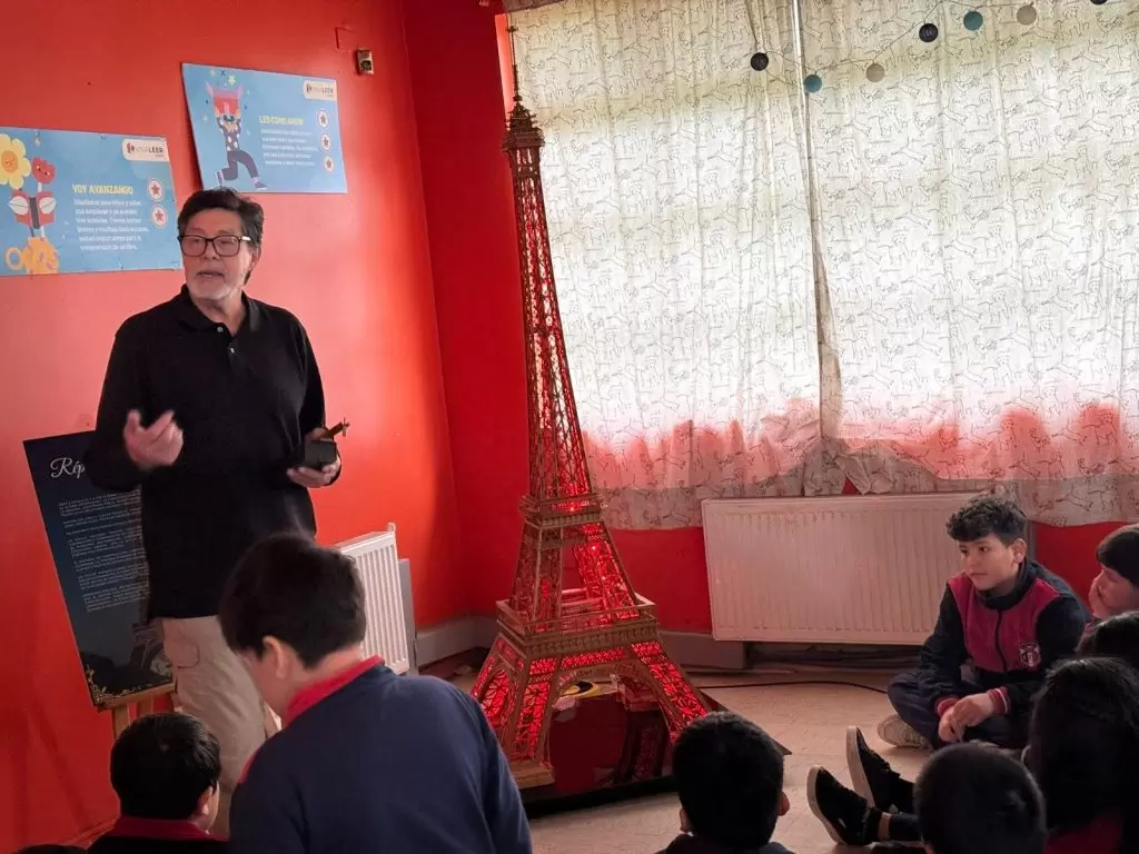 Desde Los Ríos al asombro: artesano chileno crea una Torre Eiffel de madera con más de 50 mil piezas