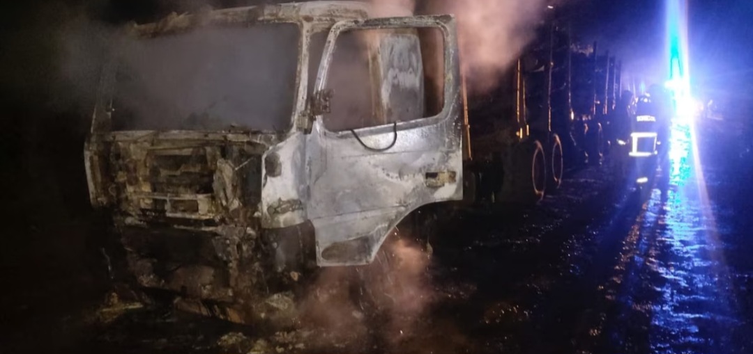 Encapuchados amenazan a conductores y queman dos camiones en ruta a Tirúa