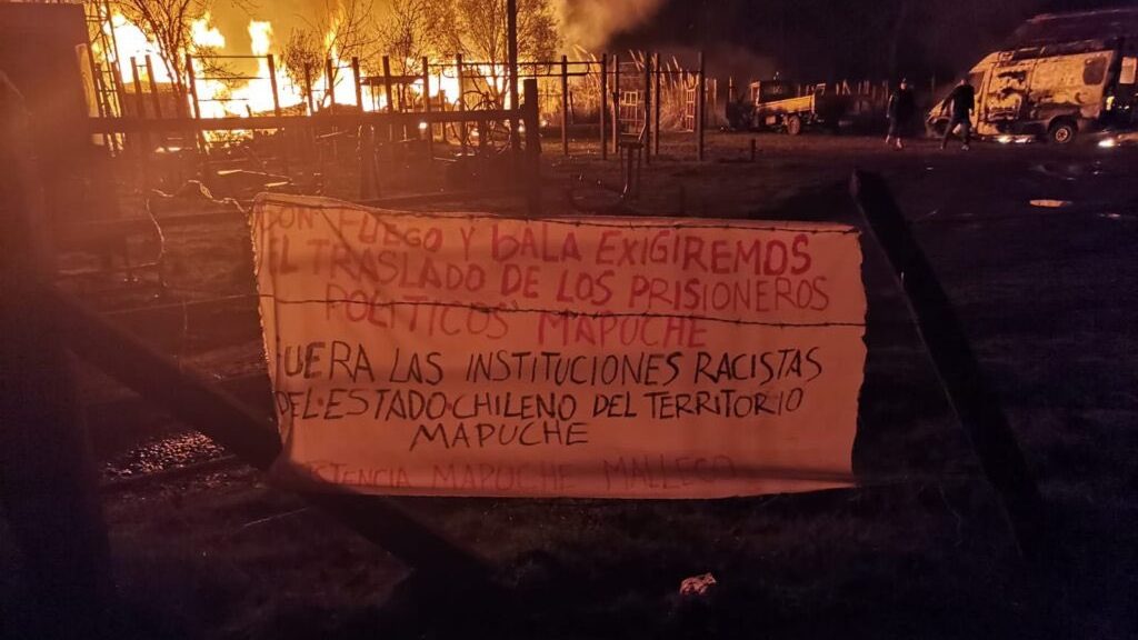 Grupo armado protagoniza violento ataque incendiario en Traiguén: una iglesia, escuela, posta, sede social y tres vehículos fueron quemados
