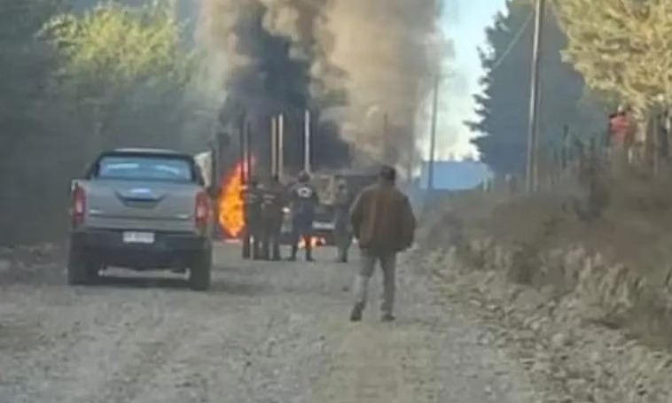Siguen ataques en el sur: disparan frente a comisaría en Ercilla y queman camiones y una grúa en Mulchén