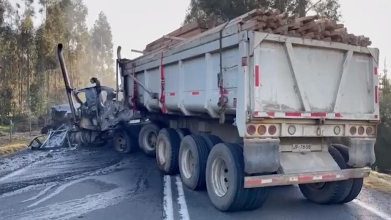 Truck burnings continue in the south: government confirms lawsuit over hooded attackers targeting two cargo vehicles in Malleco