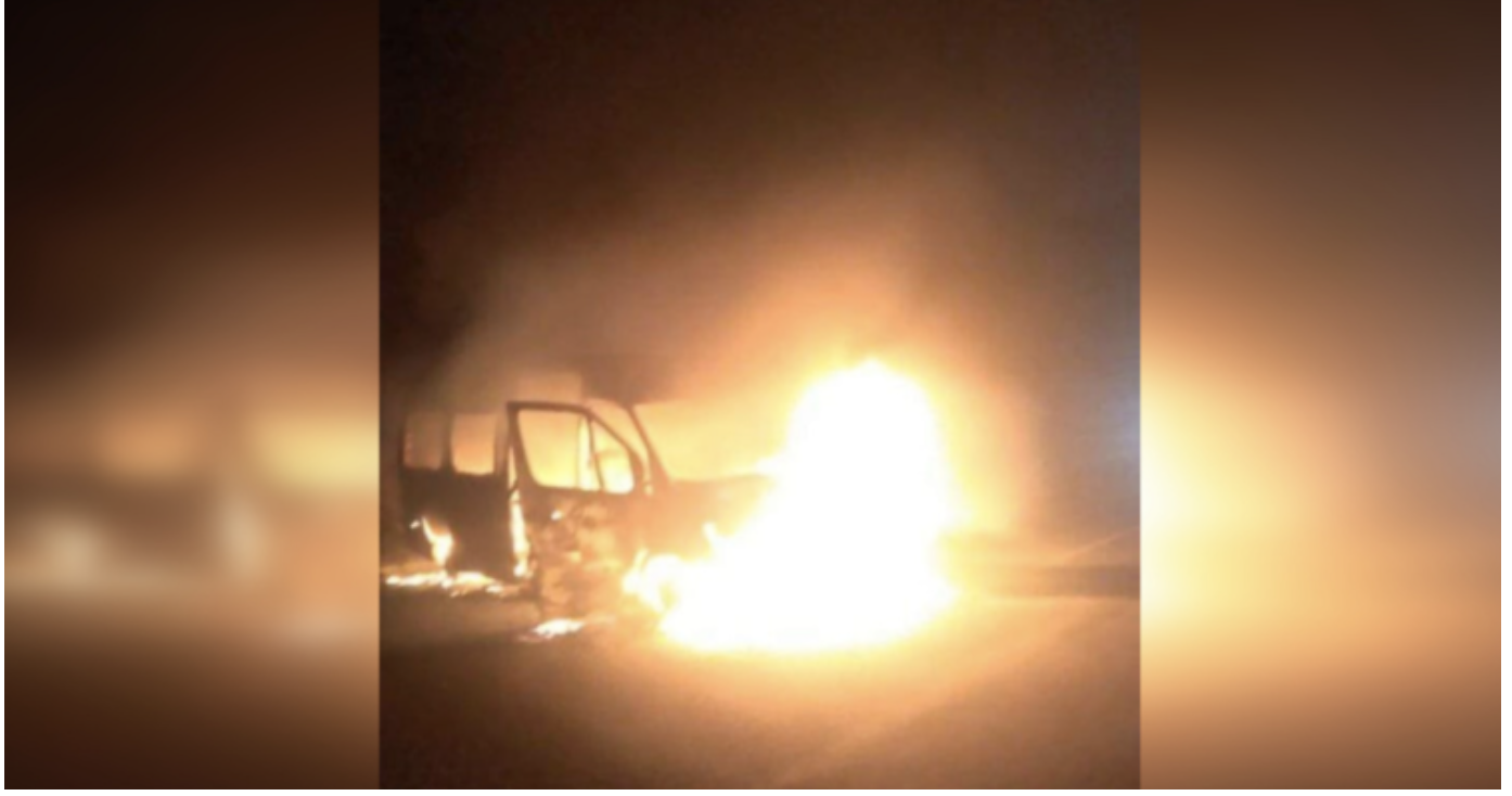 Encapuchados queman furgón de empresa en Tirúa: conductor fue emboscado y amenazado