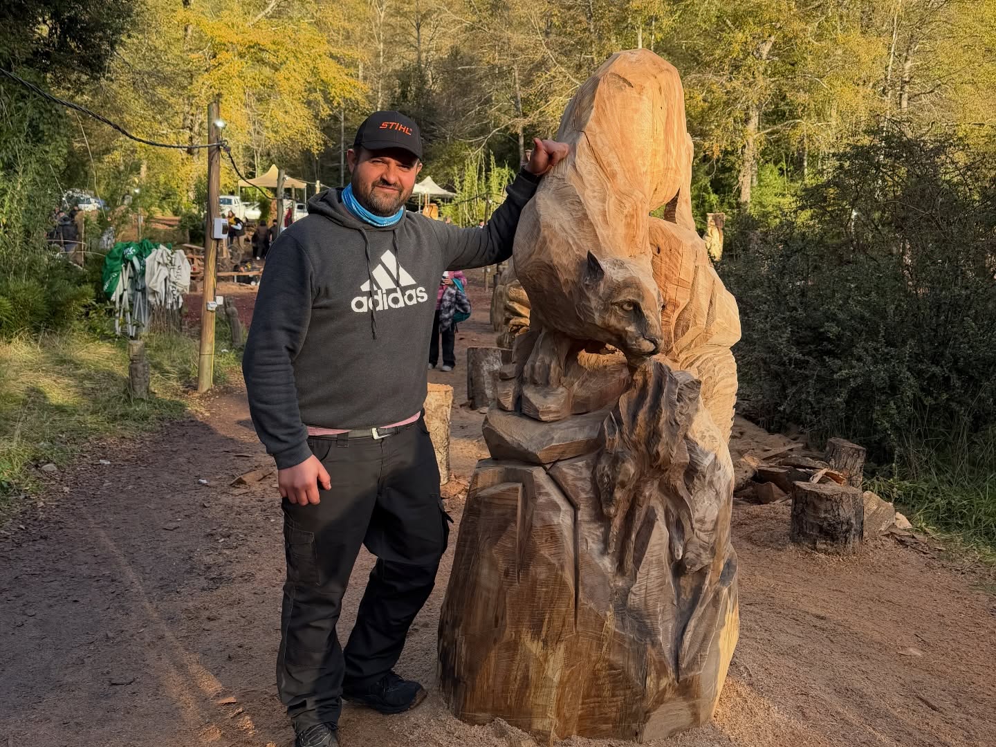 Puma tallado en madera corona a artista de Neltume en Huilo Huilo