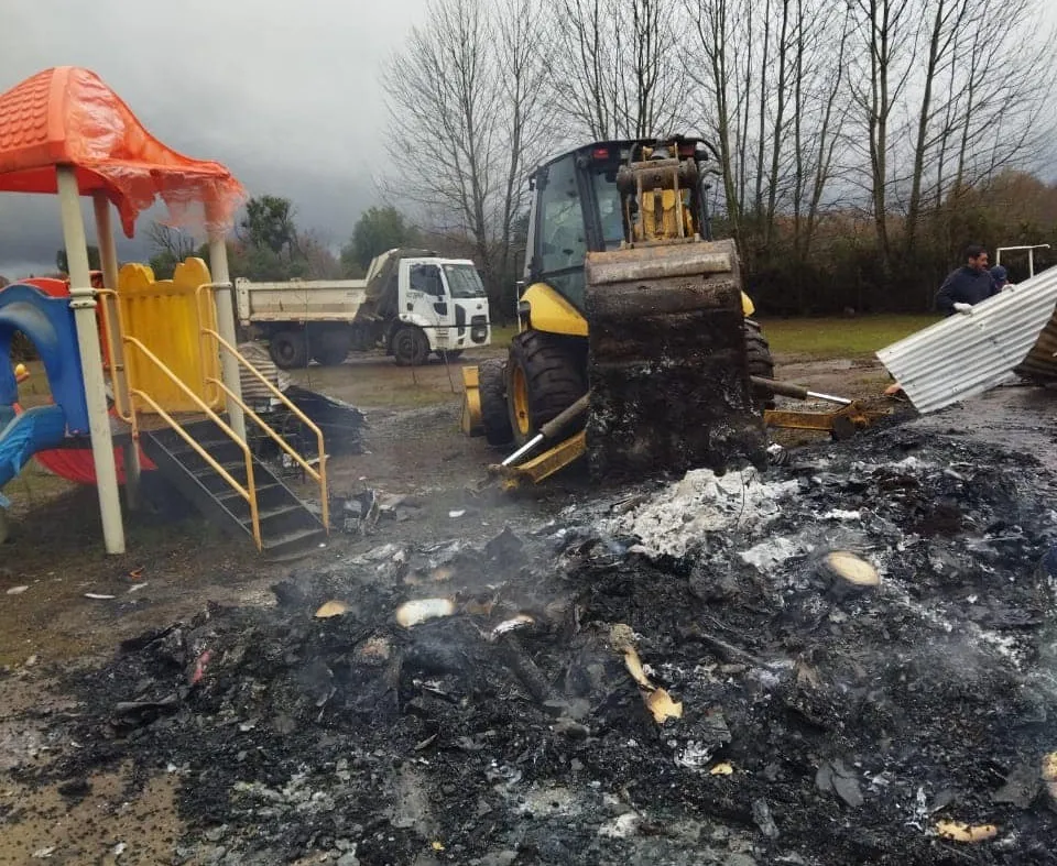 El efecto de la violencia en la Macrozona Sur en la educación: 25 colegios quemados y casi 900 alumnos afectados