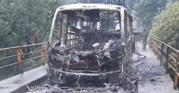 Delincuentes quemaron un bus que transportaba a trabajadores forestales en Collipulli