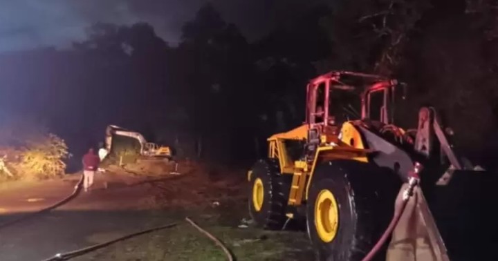 Tres maquinas destruidas deja ataque incendiario en Toltén: encontraron lienzos reivindicatorios