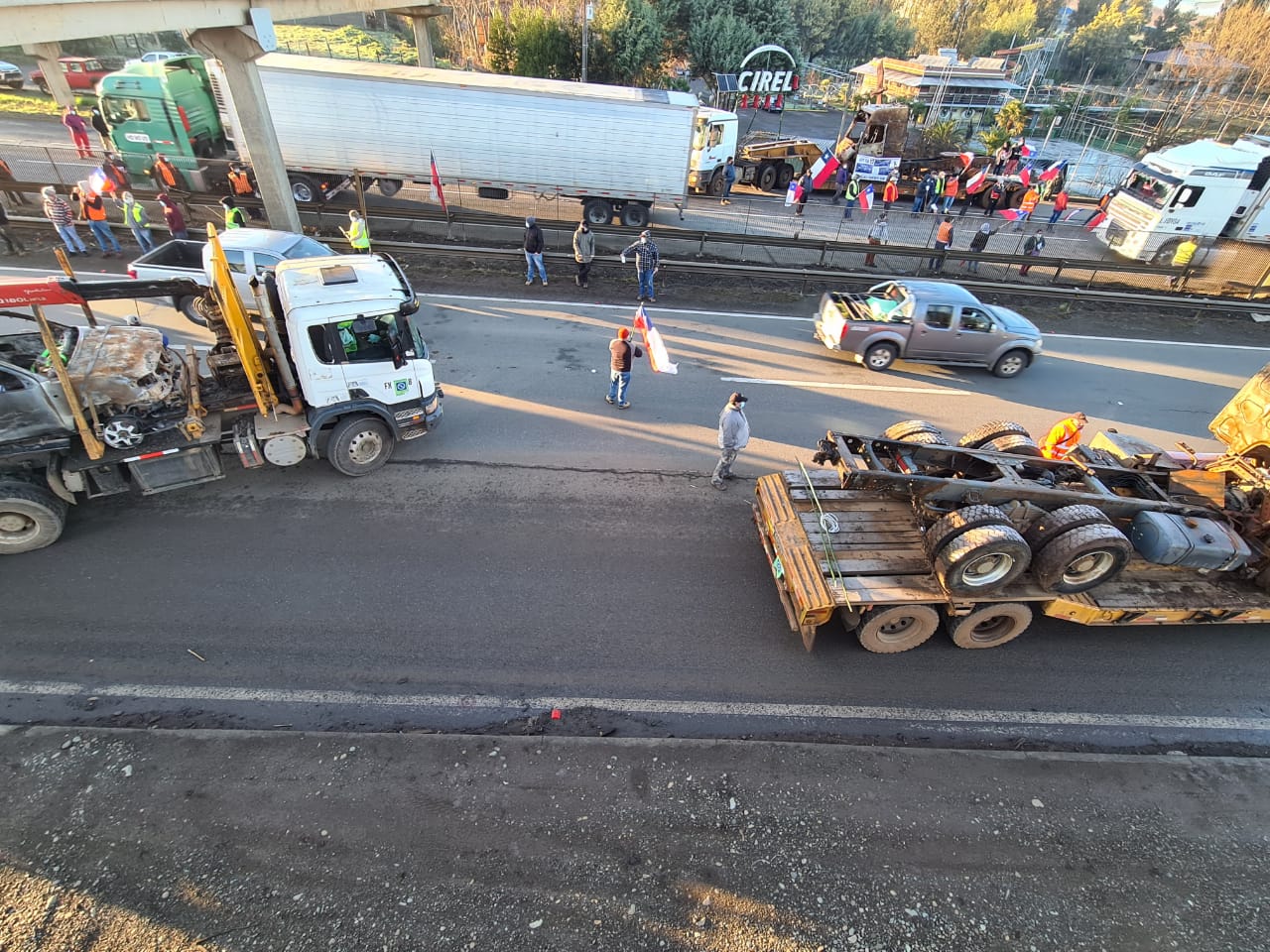 Trabajadores víctimas de terrorismo se manifiestan de forma pacífica en la Ruta 5 Sur a la altura de Collipulli