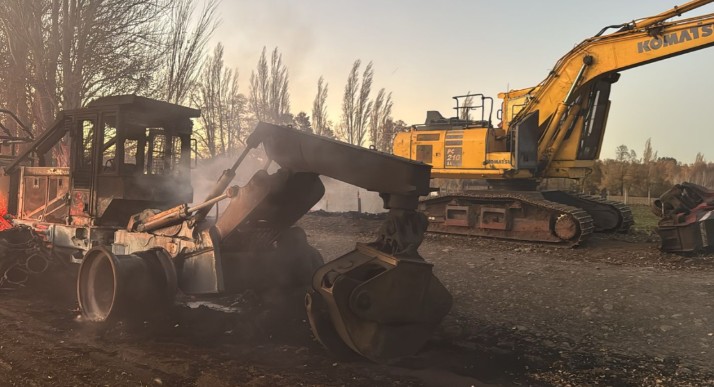 Arson attack in Curacautín destroys forestry machinery and reignites tension in La Araucanía