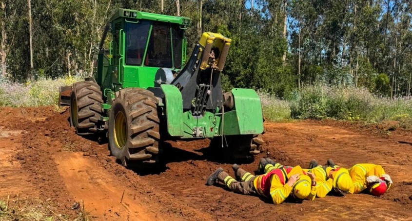 Brigade Members Train in Machinery to Combat Forest Fires in Biobío