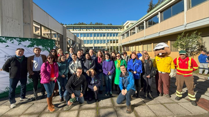 With Traditional Native Tree Giveaway, Forest Engineers Celebrate Their Day in Concepción