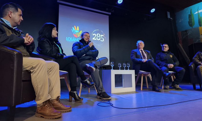 Trabalham na prevenção de incêndios florestais em Los Ángeles