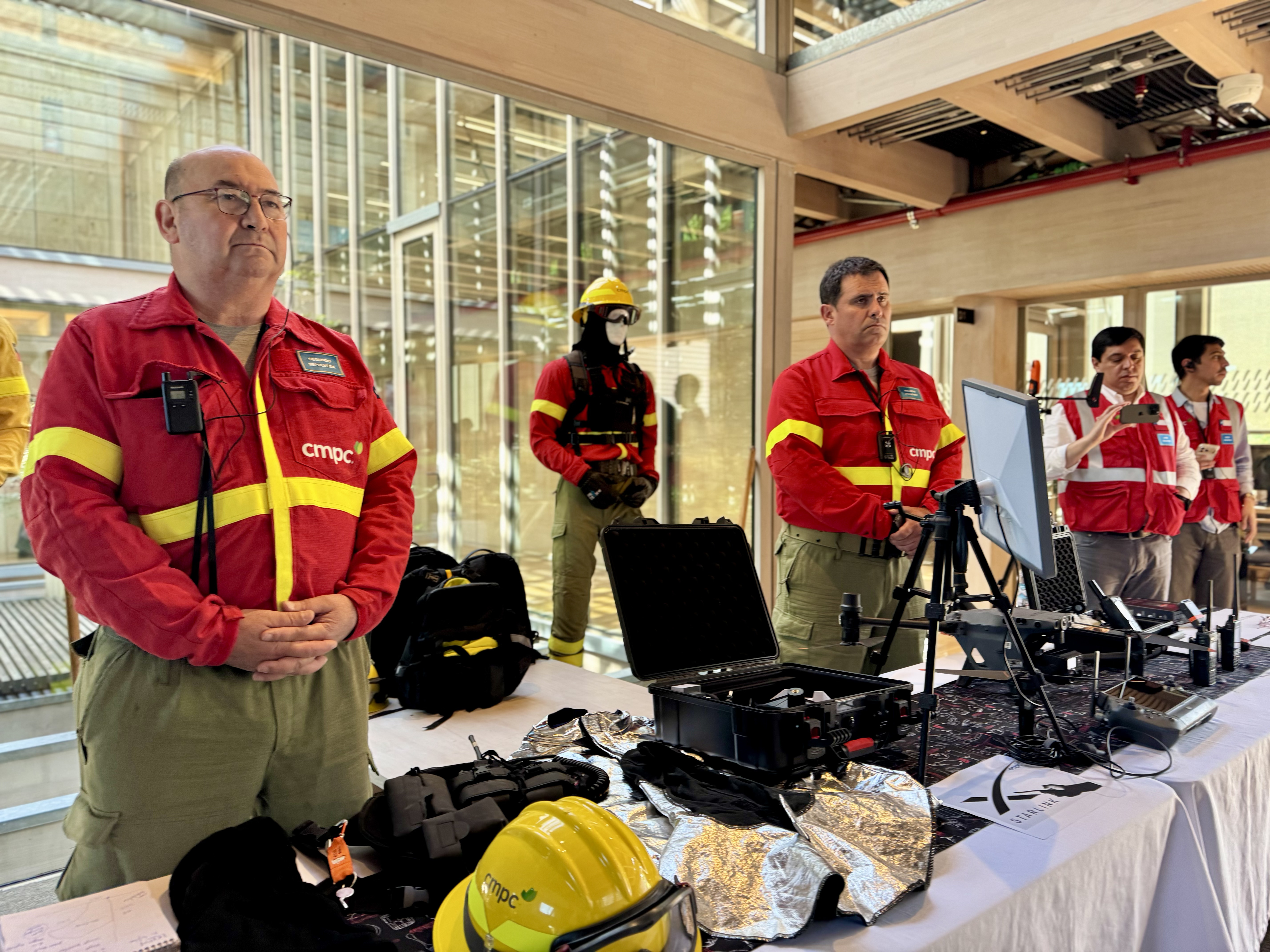 Delegación de CAL FIRE se reunió con CMPC para fortalecer cooperación en prevención de incendios
