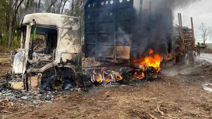 Ataque incendiário em La Araucanía: Indivíduos queimaram dois caminhões e atacaram carabineiros em Collipulli