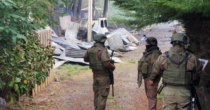 Two vehicles and a warehouse burned in armed attack in Ercilla: multiple gunshots heard