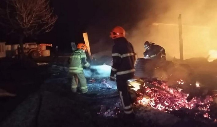 Violent assault in Lautaro: Masked attackers strike and burn property