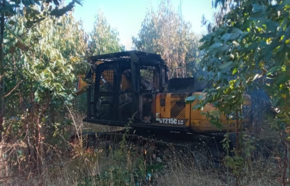 Ataque incendiário em fazenda de Traiguén deixa máquina escavadora destruída