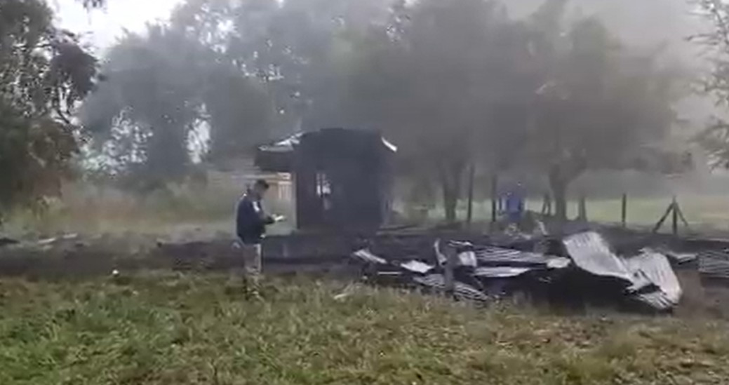 Destruyen casa deshabitada en ataque incendiario en Freire: hallan escrito sobre restitución de fundos