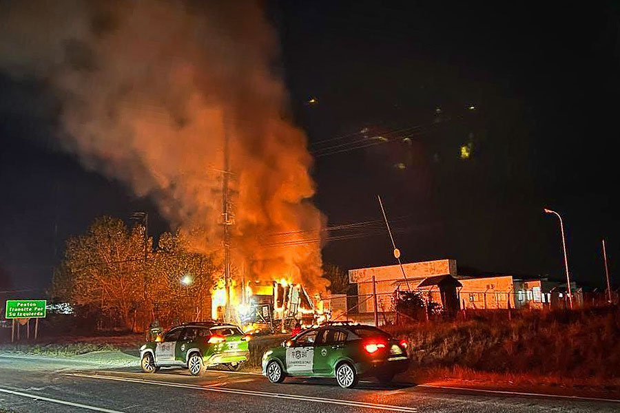 Outra madrugada de violência em La Araucanía: Queimam maquinário e instalam barricadas em rejeição à Lei Naín-Retamal