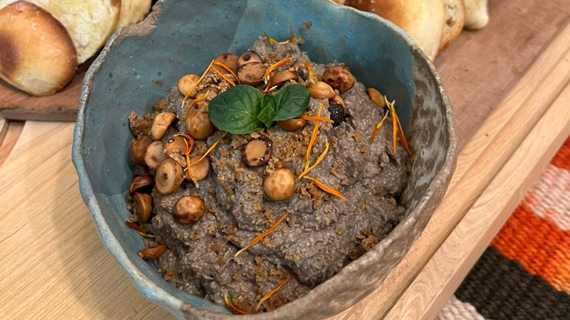 Juan Cifuentes, o chef autodidata que resgata a "rica despensa" natural chilena