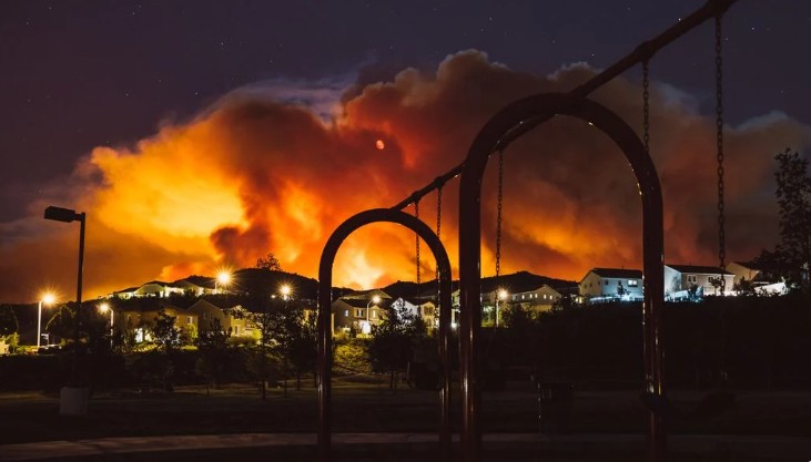 Study reveals the paradox of wildfires: less area burned, more people at risk