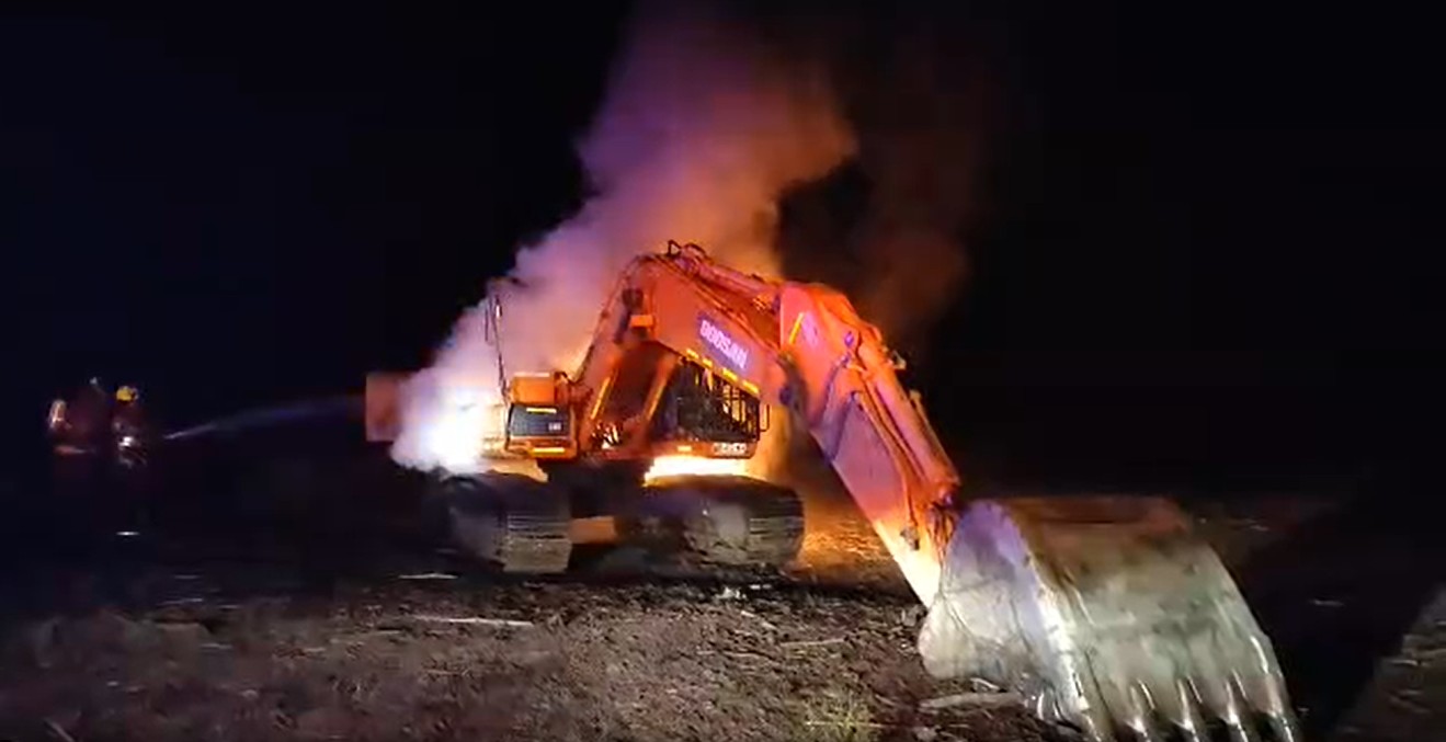 Escavadora é incendiada dentro de propriedade localizada na estrada que liga Cunco e Melipeuco