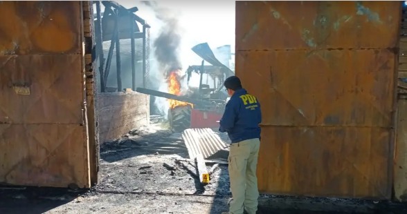 Nove máquinas destruídas após ataque incendiário em Vilcún: desconhecidos intimidaram cuidador e deixaram panos reivindicatórios