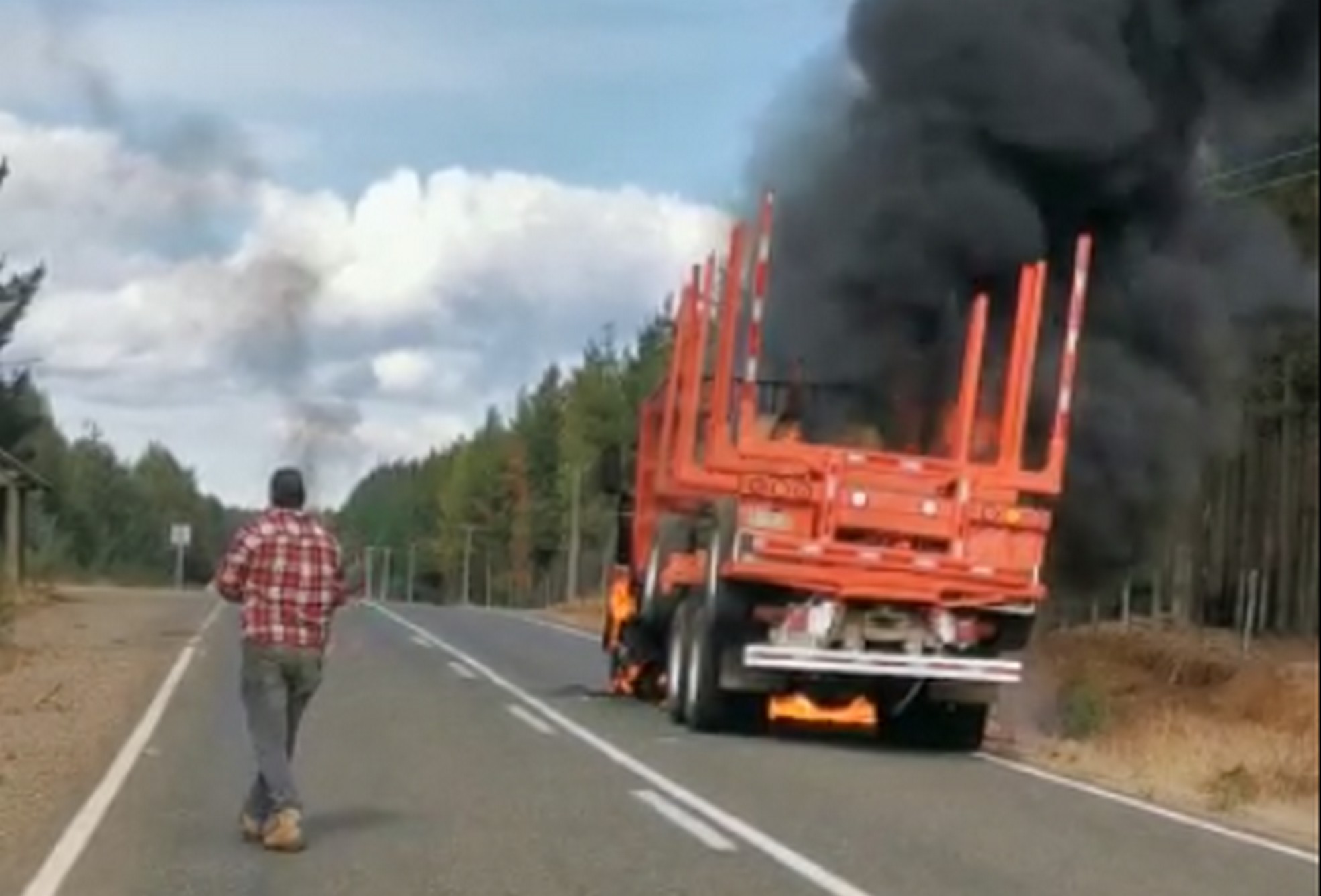 Confirmam ataque incendiário após queima de dois caminhões em Collipulli: Carabineiros protegem rota