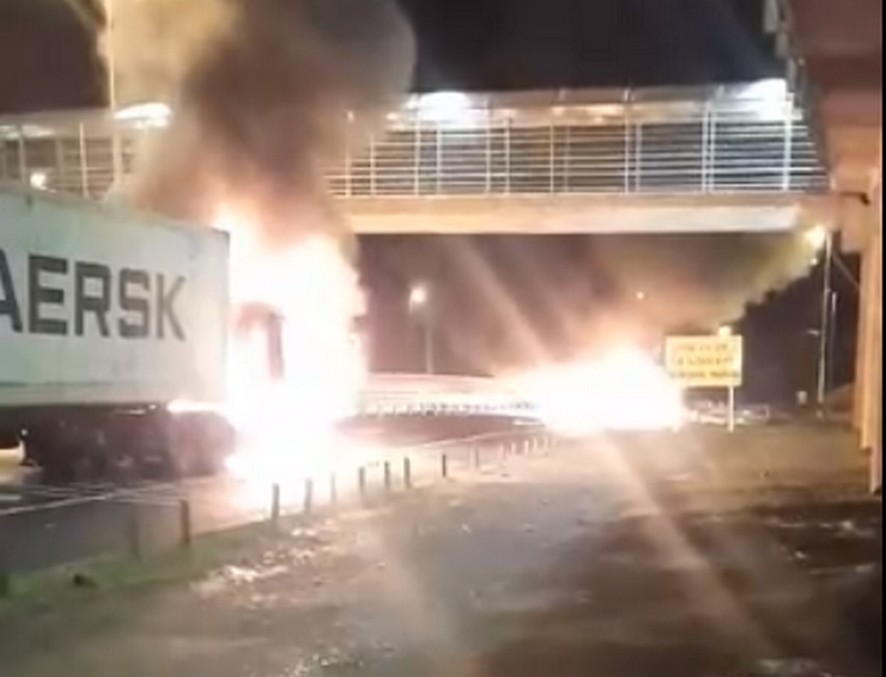 Dois ataques incendiários simultâneos deixam caminhão e micro-ônibus destruídos ao norte de Collipulli