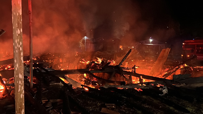 Novo atentado na Macrozona Sul: Indivíduos queimaram pelo menos 19 caminhões e deixaram um ferido em Los Ríos