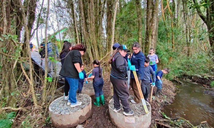 Neighbors of Llanquihue Unite to Clean Stream and Forest at Local School