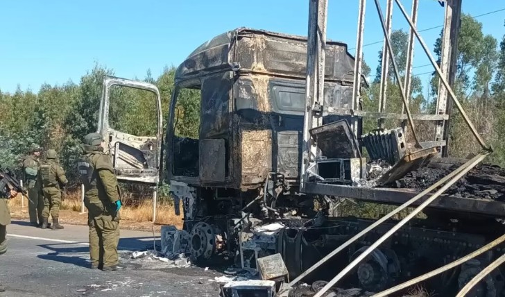 Ataque incendiário em Pidima deixa caminhão destruído: vídeos registram desespero de testemunhas