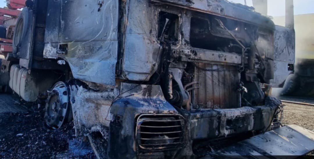 Encapuçados queimaram caminhões e um guindaste em terreno da localidade de Popoén na província de Osorno